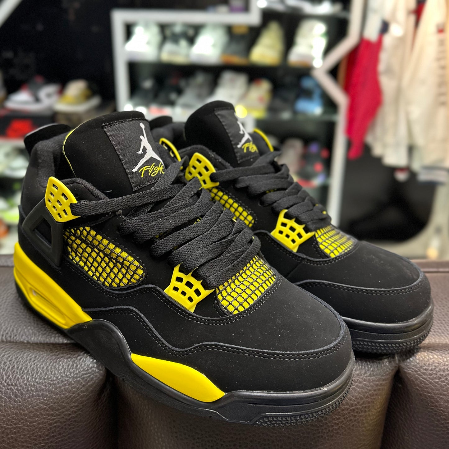 Jordan 4 Negro Amarillo