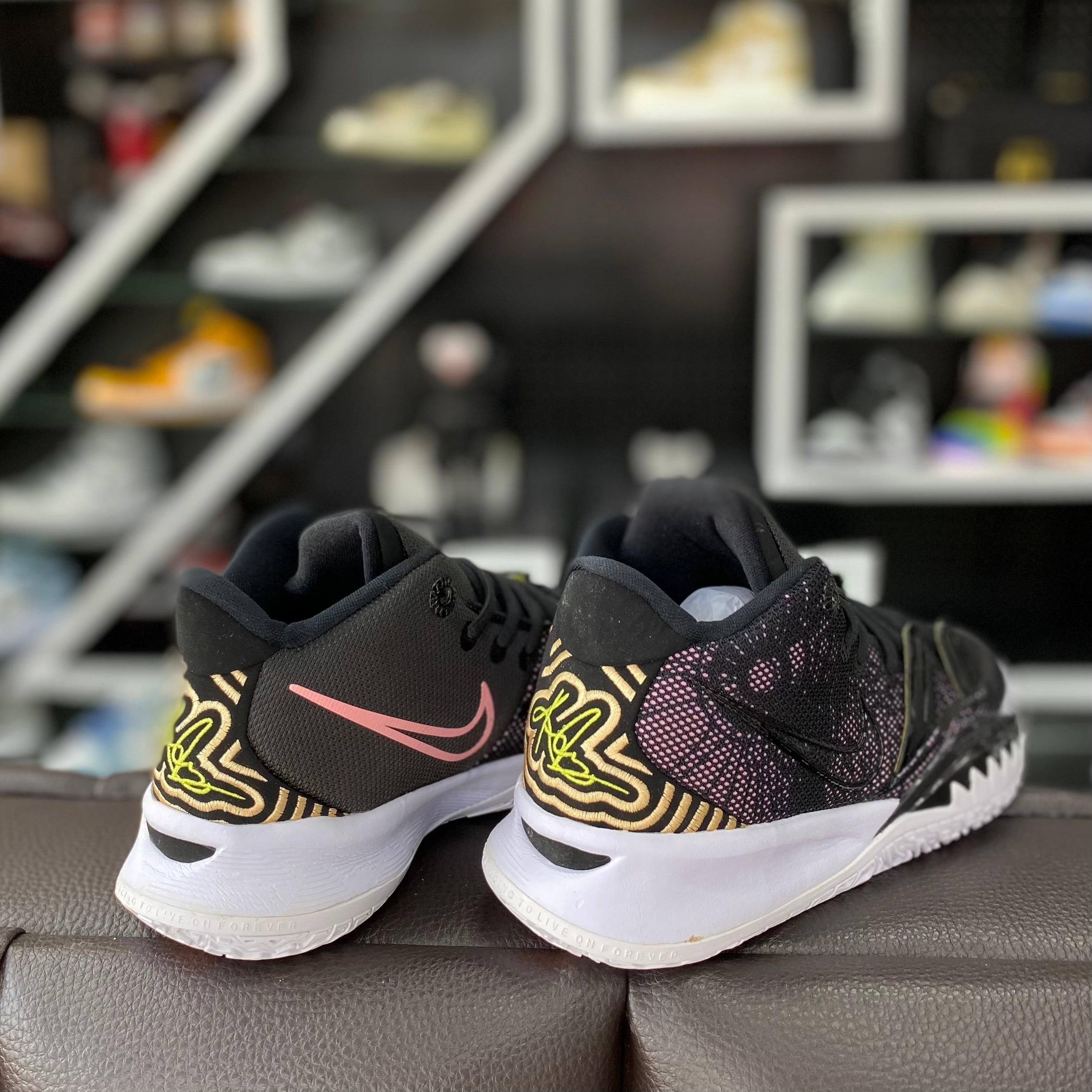 Kyrie Irving VII Negro Rosa Sneakerland