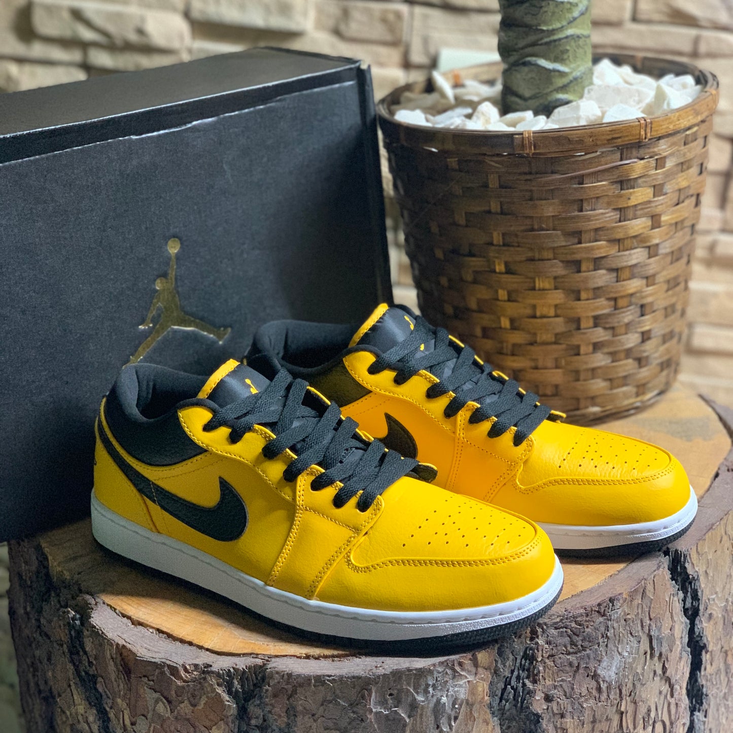 Jordan 1 Low Amarillo Paloma Negra