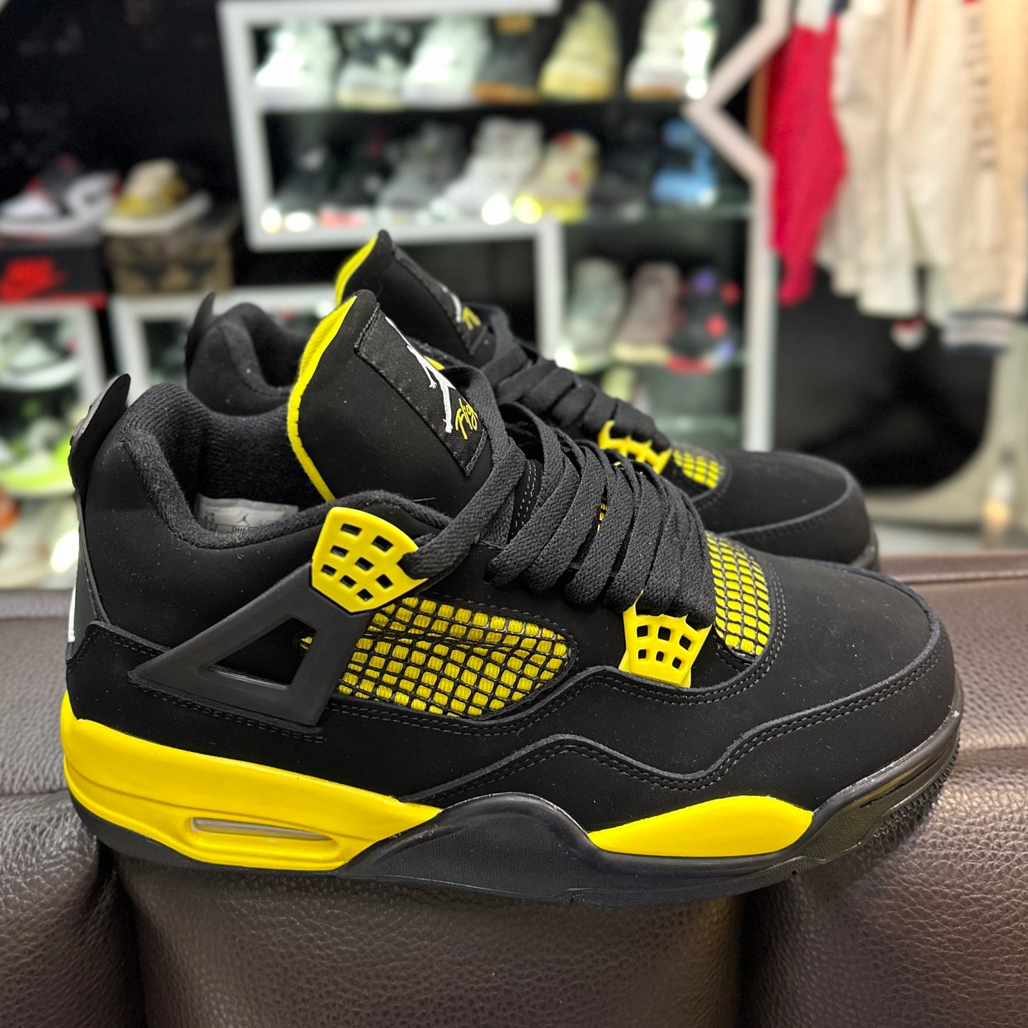 Jordan 4 Negro Amarillo