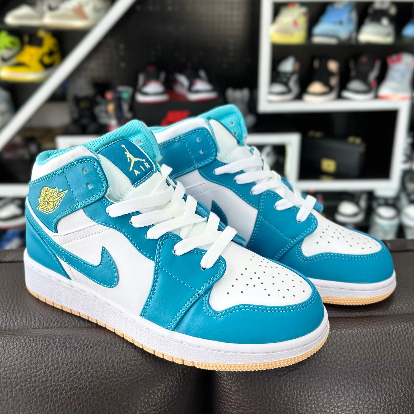 Jordan 1 Mid Aqua Suela Amarilla