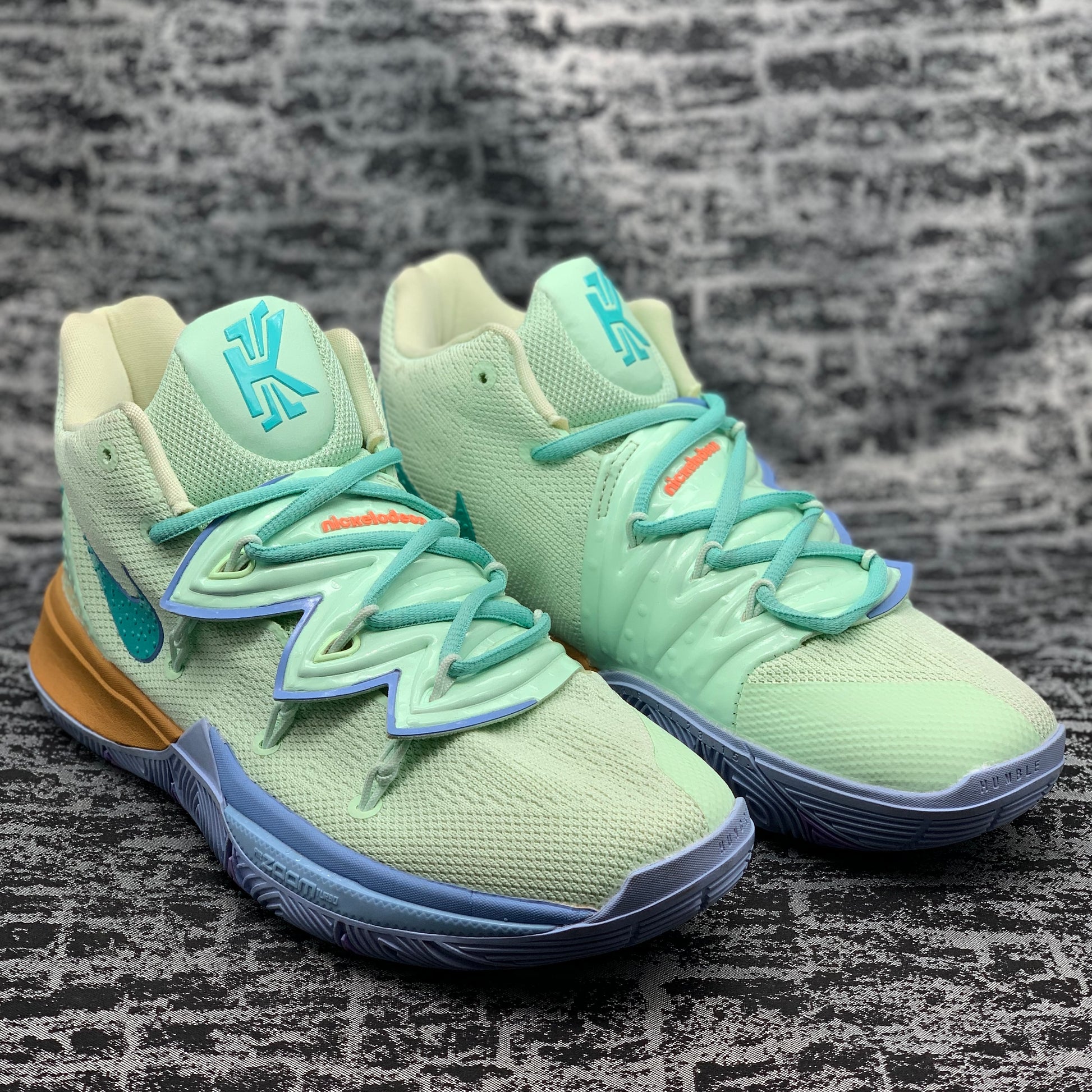 Kyrie Irving V Calamardo – Sneakerland