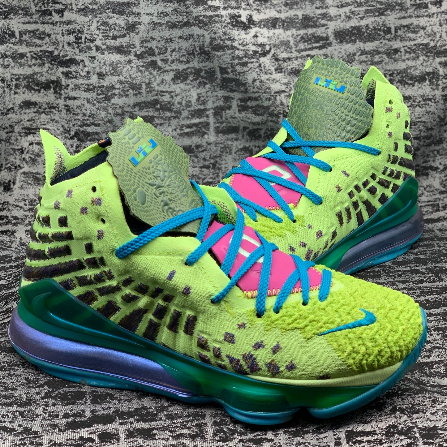 LeBron James 17 Verde Tune Squad