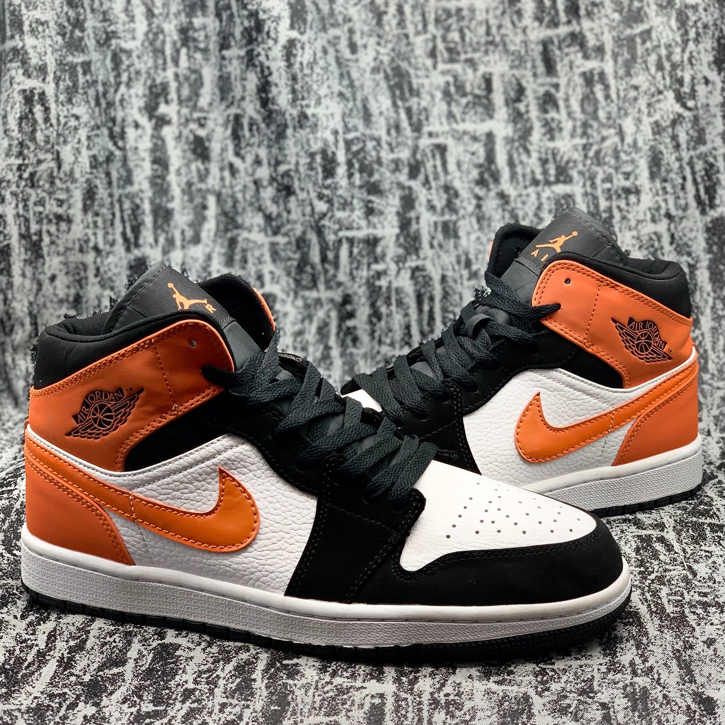 Jordan 1 Mid Hallowen