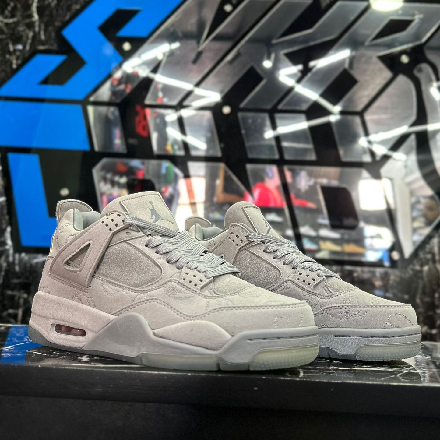 Jordan 4 Kaws Gris