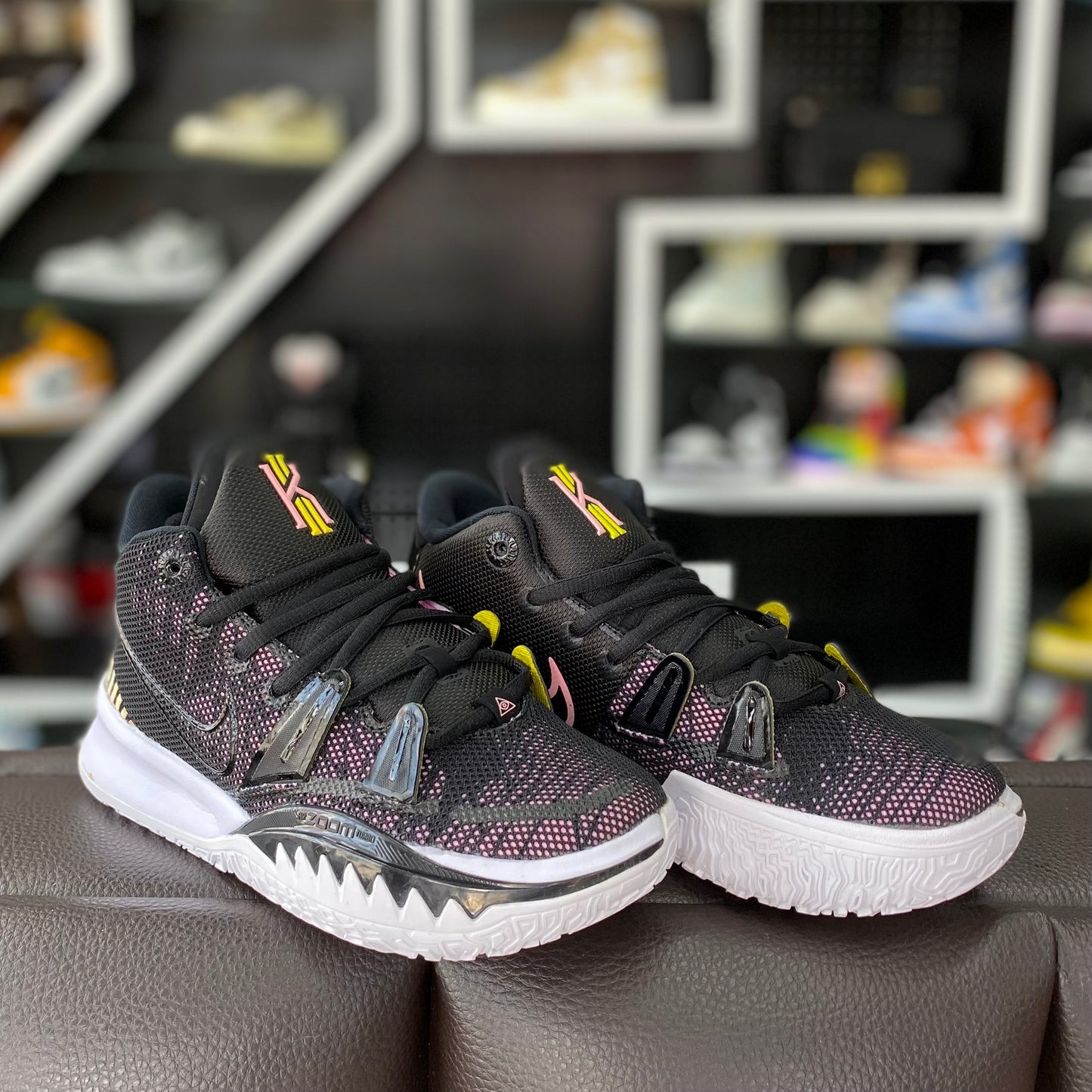 Kyrie Irving VII Negro Rosa