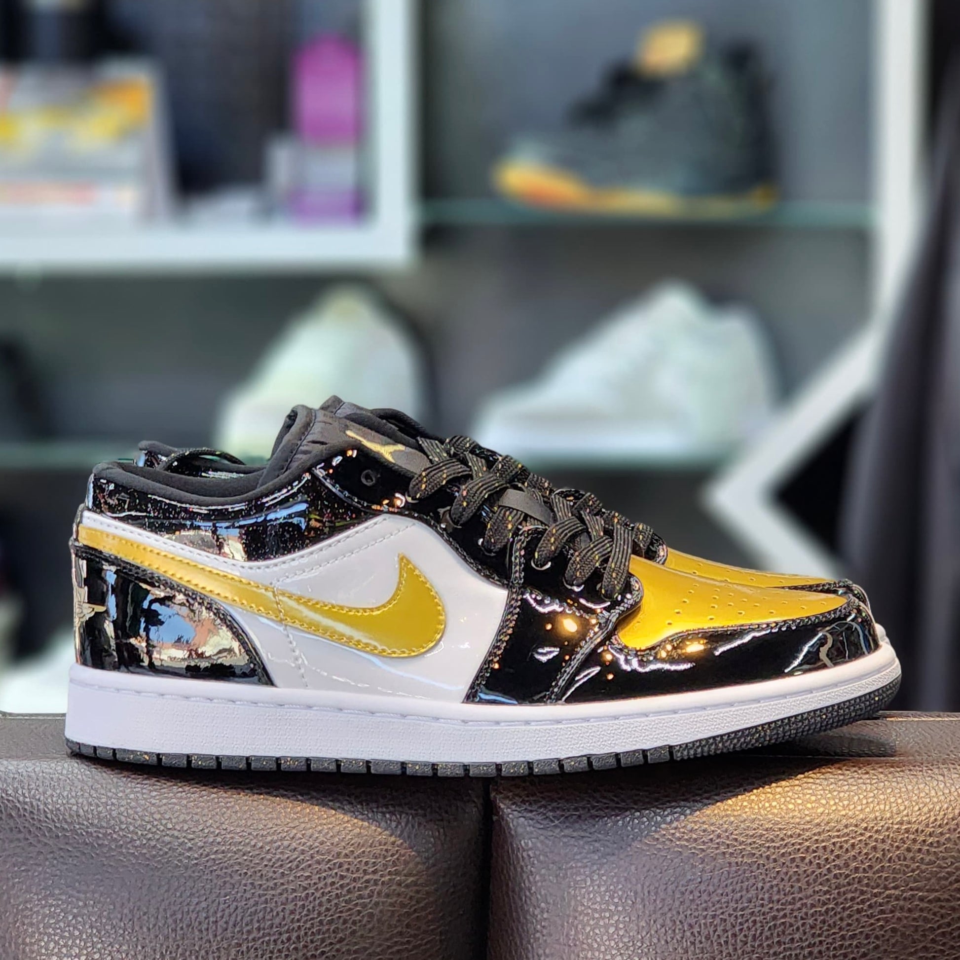 Jordan Low Negro Dorado Charol - Main Image