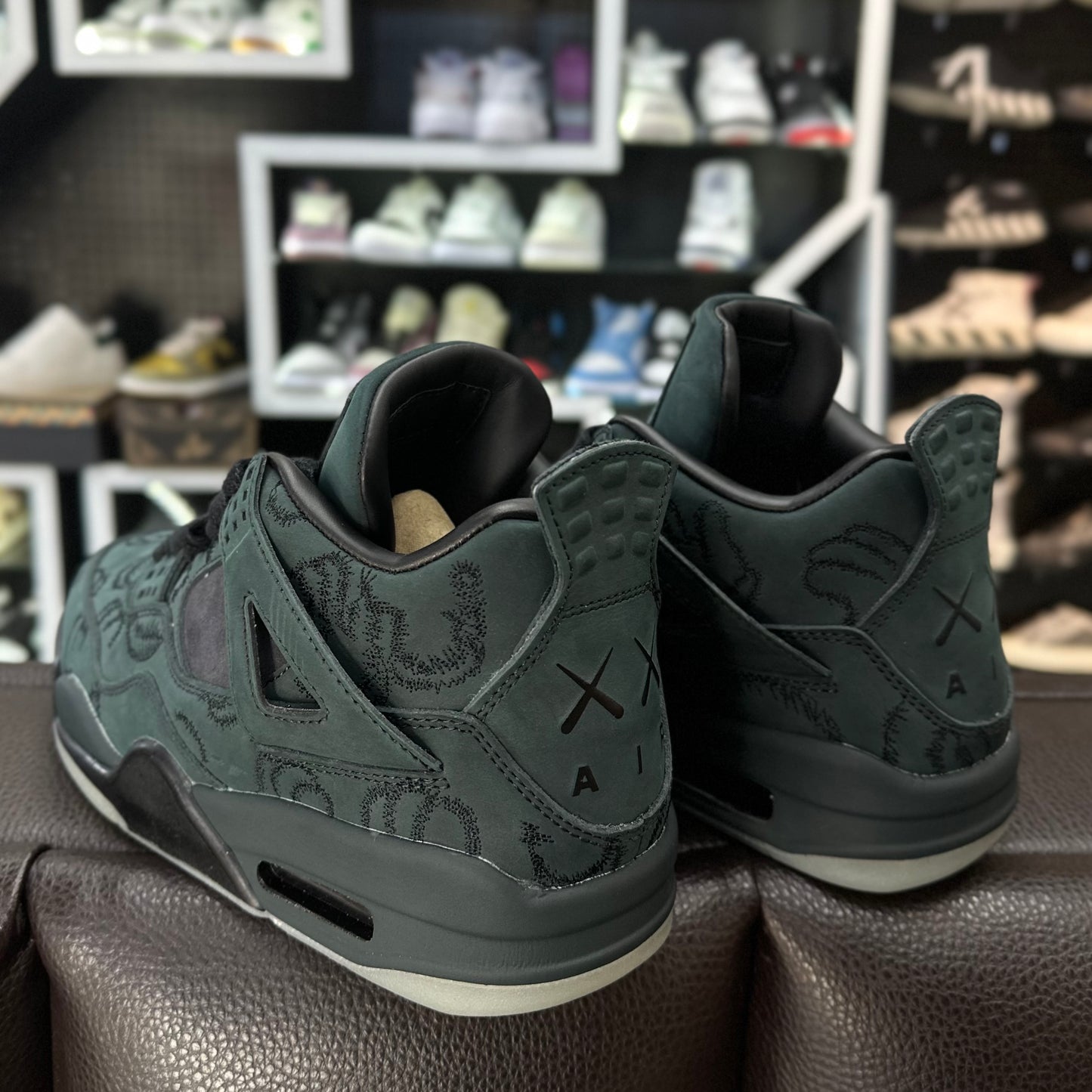 Jordan 4 Kaws Negro