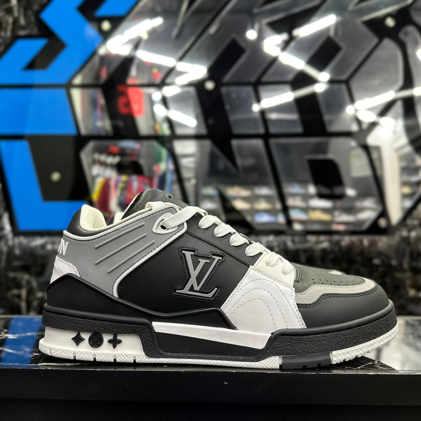 LV Trainer White-Black