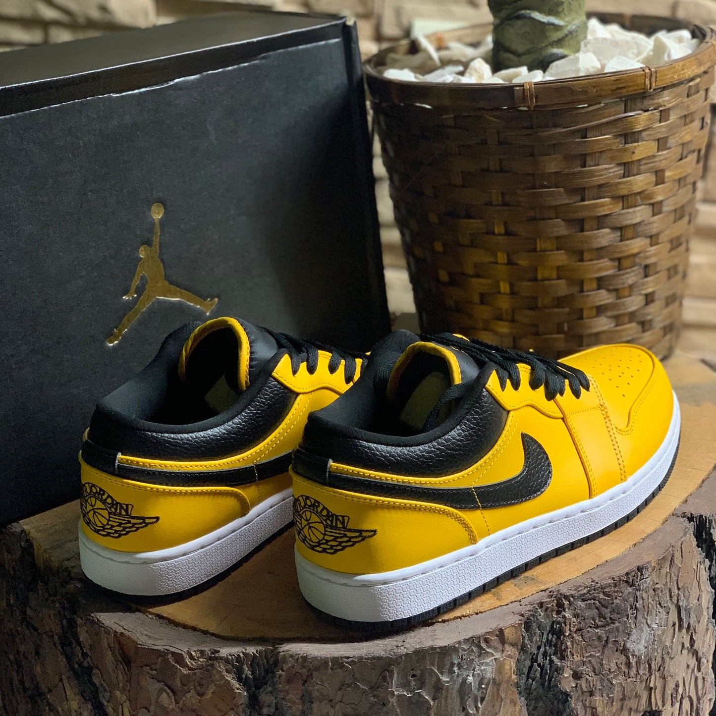 Jordan 1 Low Amarillo Paloma Negra