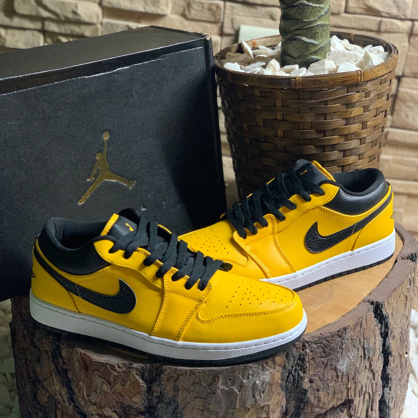 Jordan 1 Low Amarillo Paloma Negra