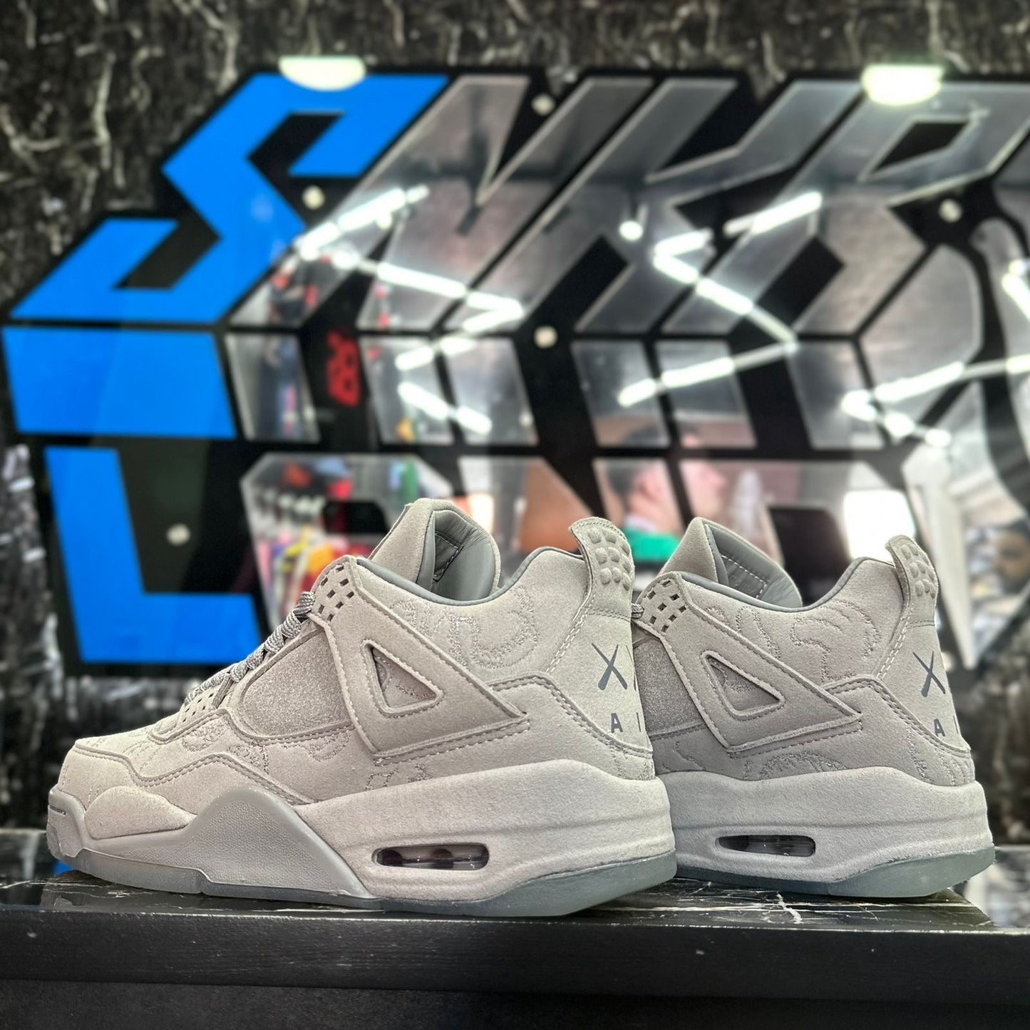 Jordan 4 Kaws Gris