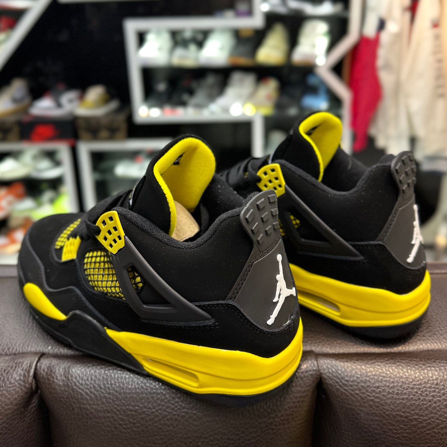 Jordan 4 Negro Amarillo