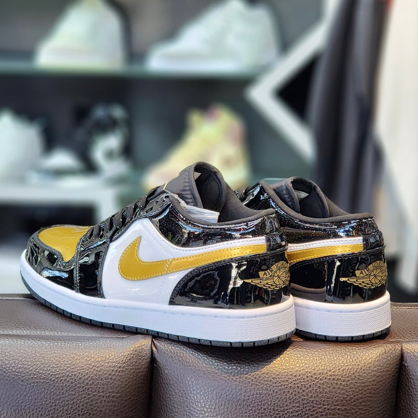 Jordan 1 Low Negro Dorado Charol