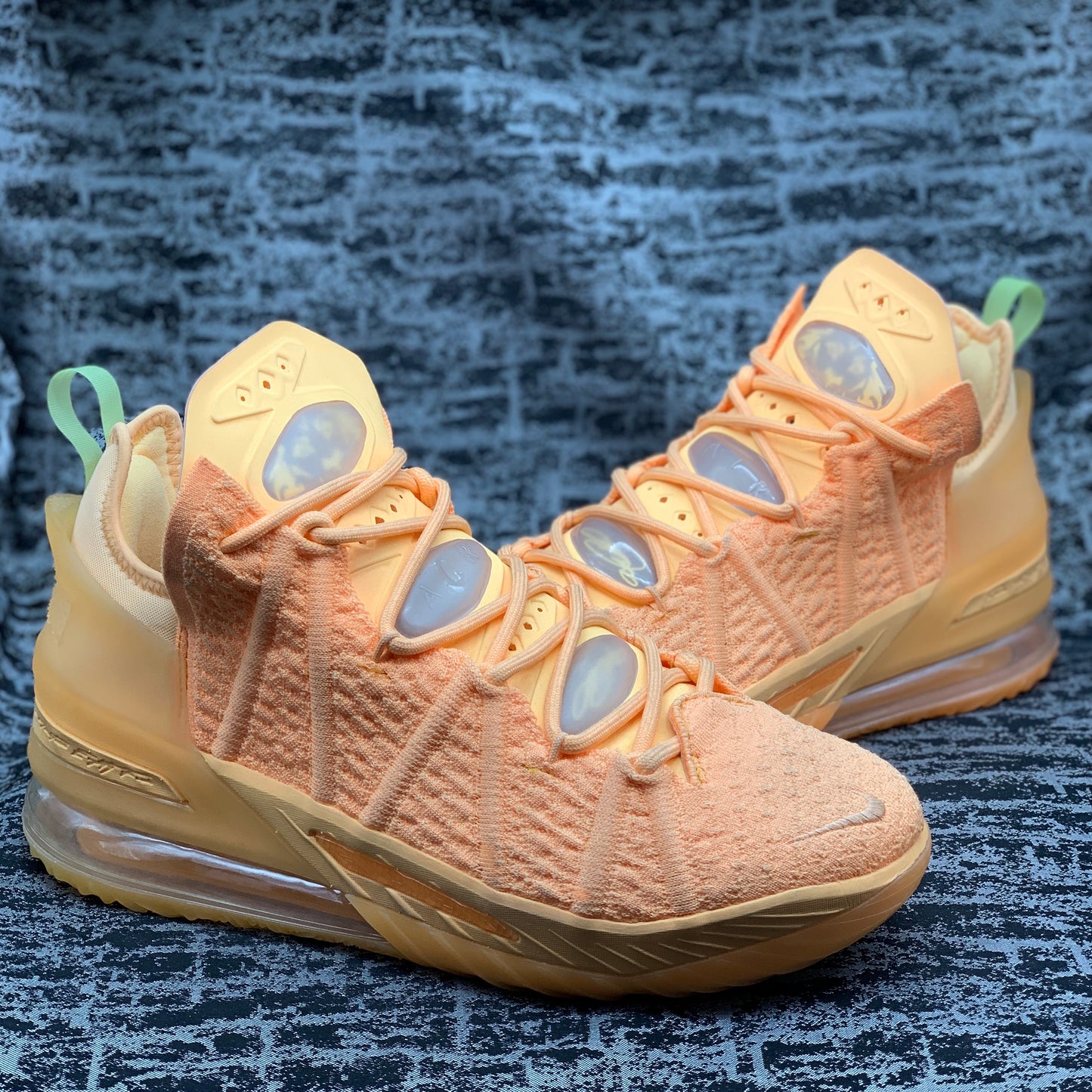 LeBron James 18 Naranja