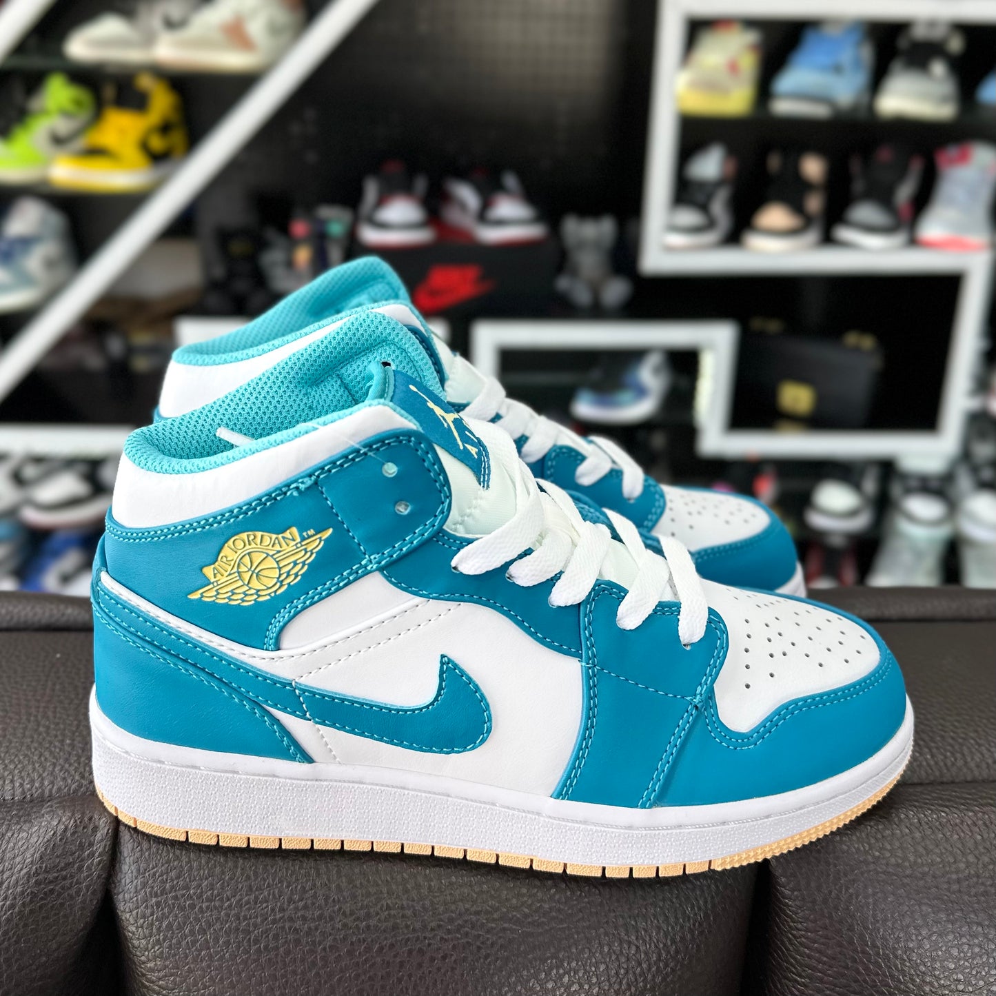 Jordan 1 Mid Aqua Suela Amarilla