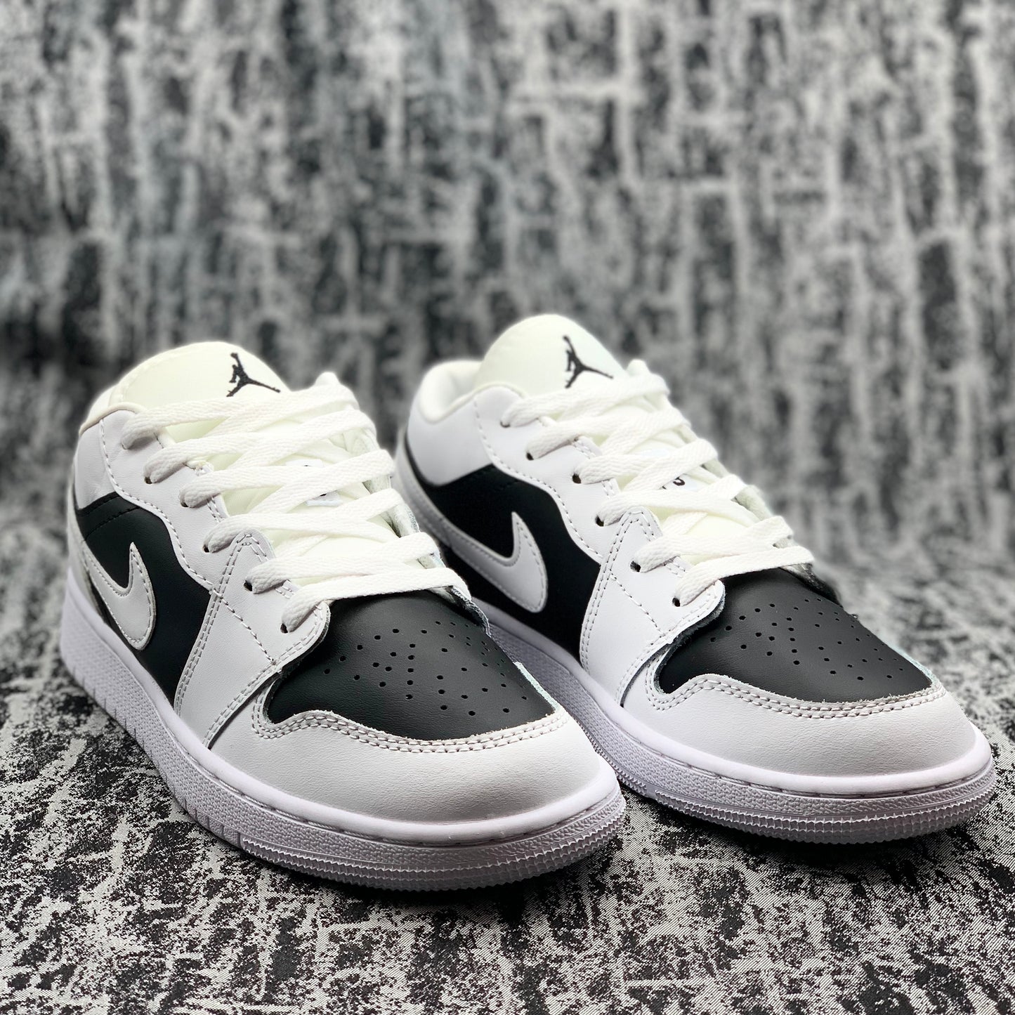 Jordan 1 Low Black & White