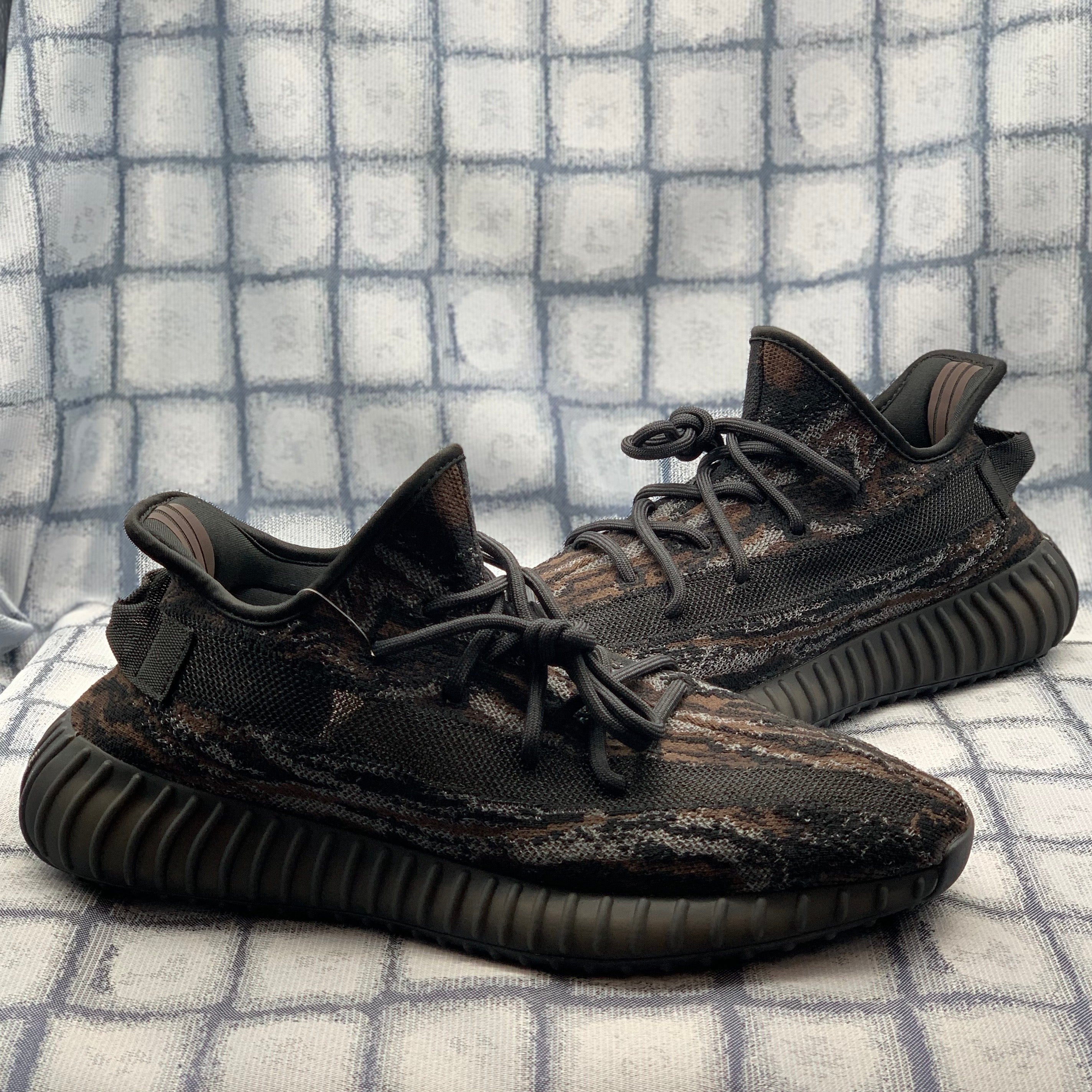 Adidas yeezy negras 2024 y rojas precio