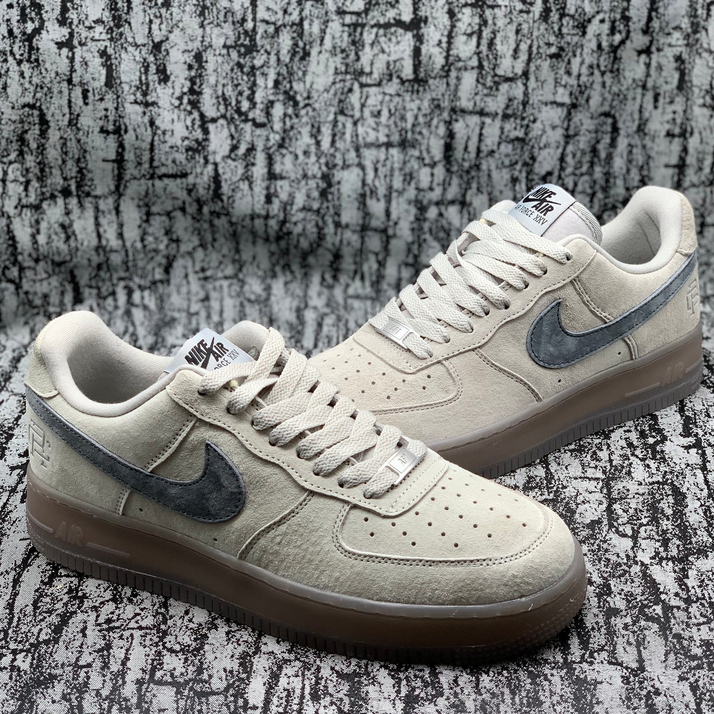 AF1 Low Gris Claro Gamuza