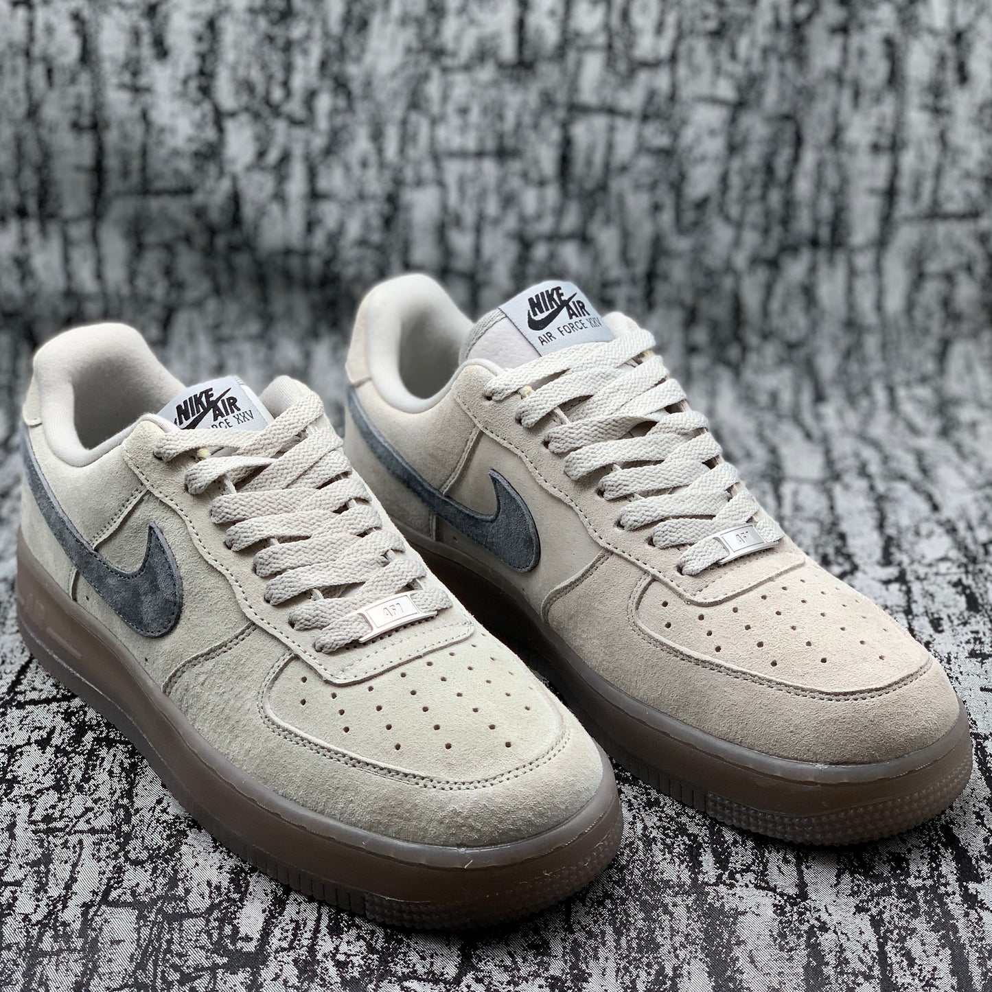 AF1 Low Gris Claro Gamuza