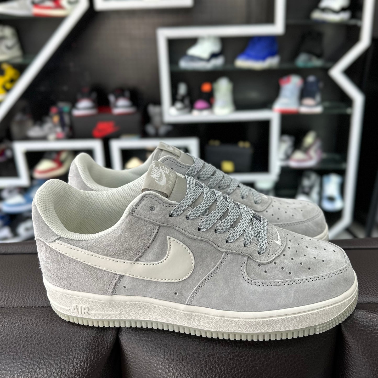 AF1 Low Gamuza Gris Claro/Suela Blanca