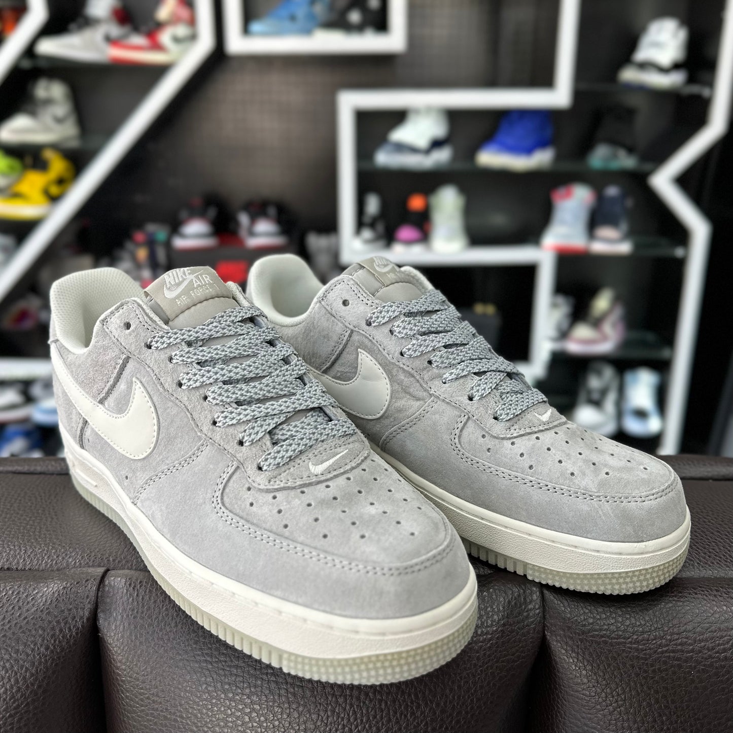 AF1 Low Gamuza Gris Claro/Suela Blanca