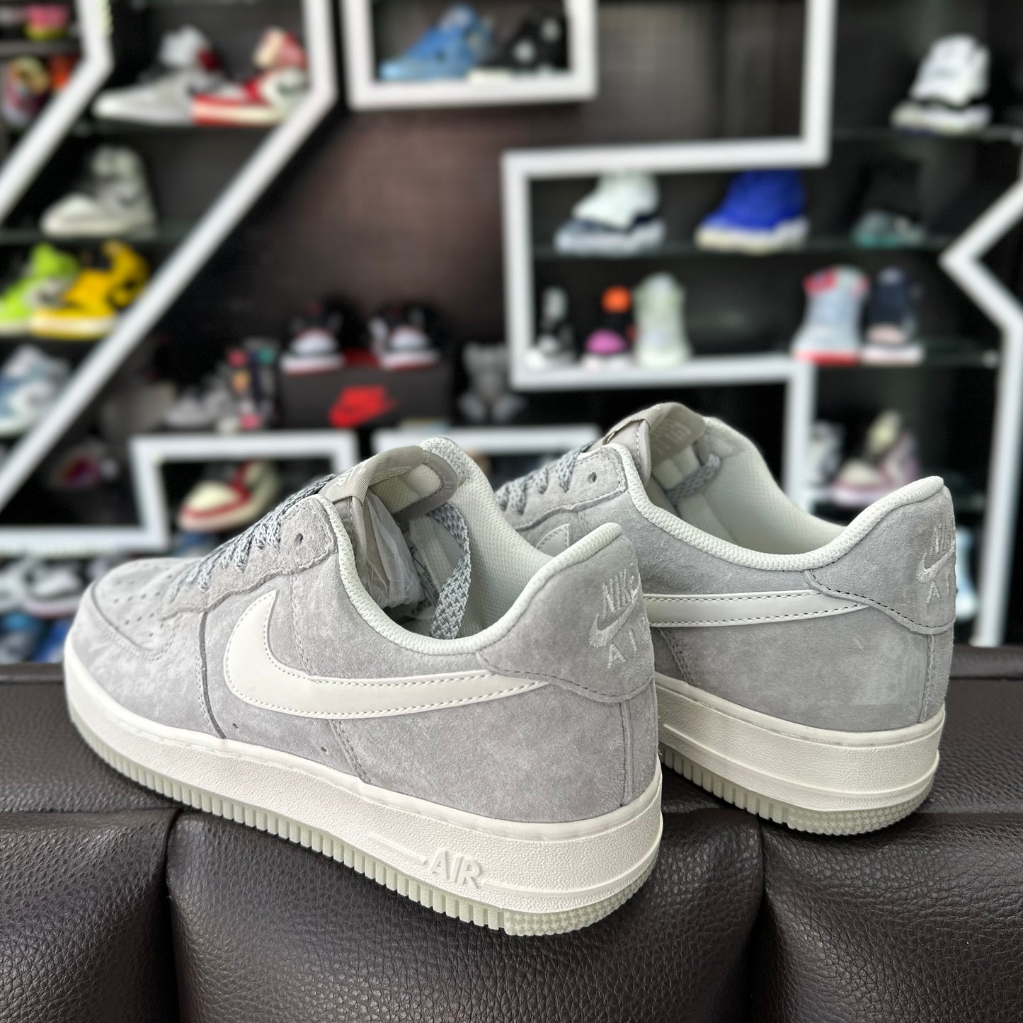 AF1 Low Gamuza Gris Claro/Suela Blanca