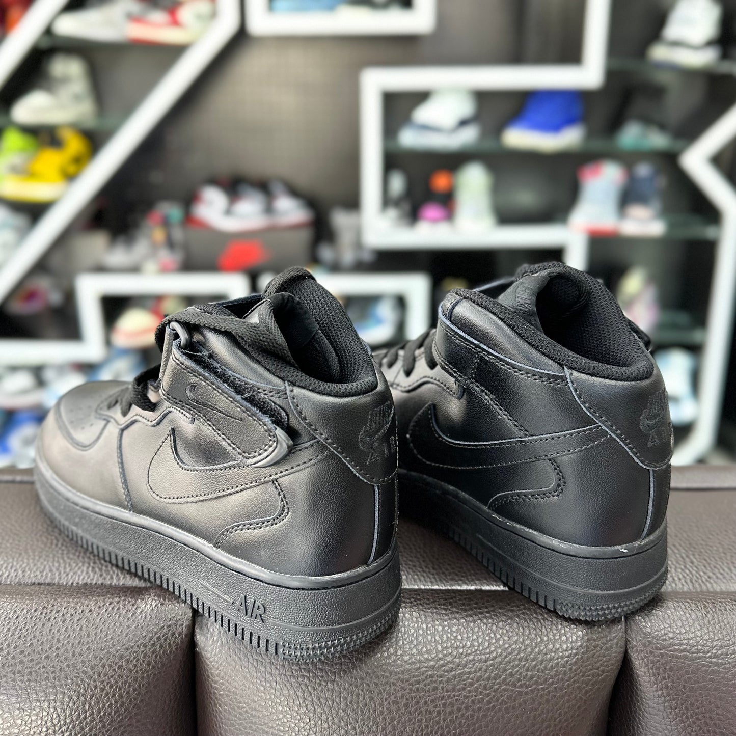 AF1 MID 'TRIPLE BLACK'