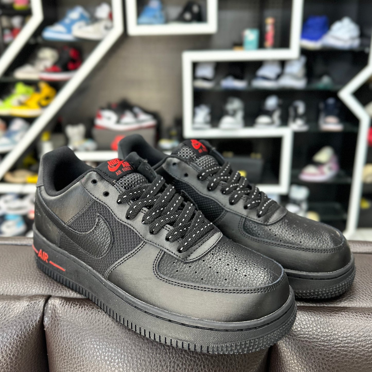 AF1 Low Negro/Rojo Reflectivo