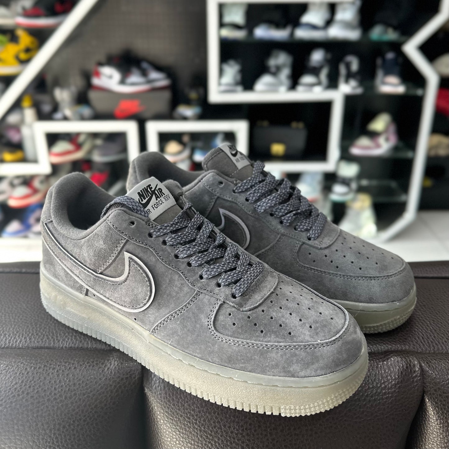 AF1 Low Gris Gamuza