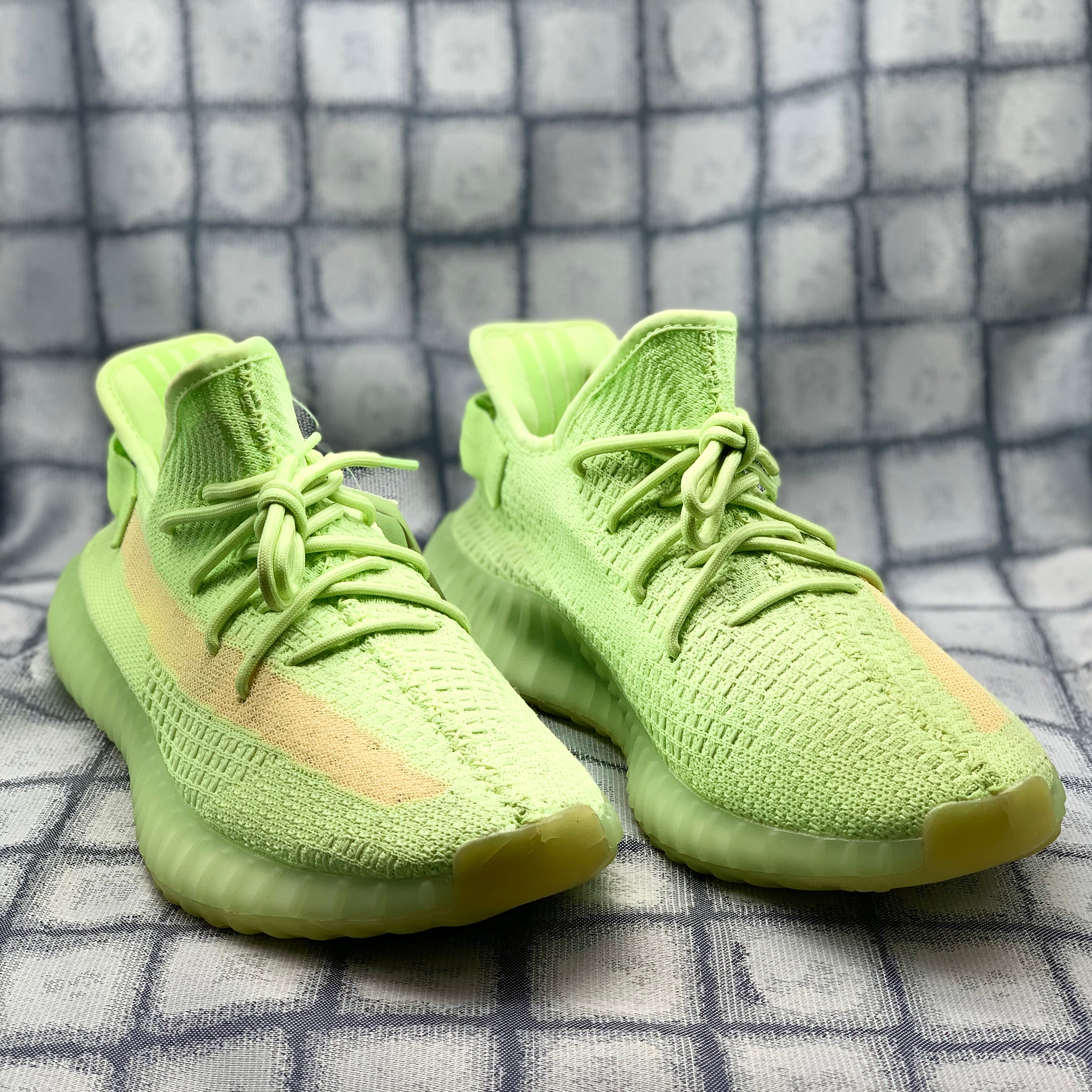 Adidas yeezy glow shop in the dark mexico